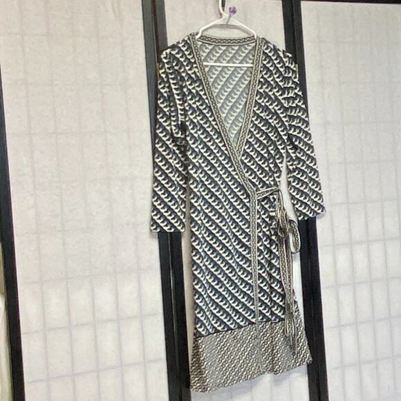 Max Studio Wrap Midi Dress L V-Neck Long Sleeve Border Print Stretch Knit Boho - Picture 3 of 11